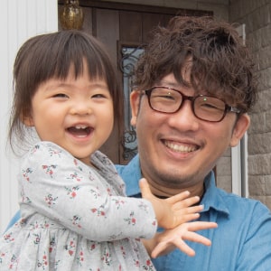 娘を抱っこするオーナー清水智章のプロフィール画像